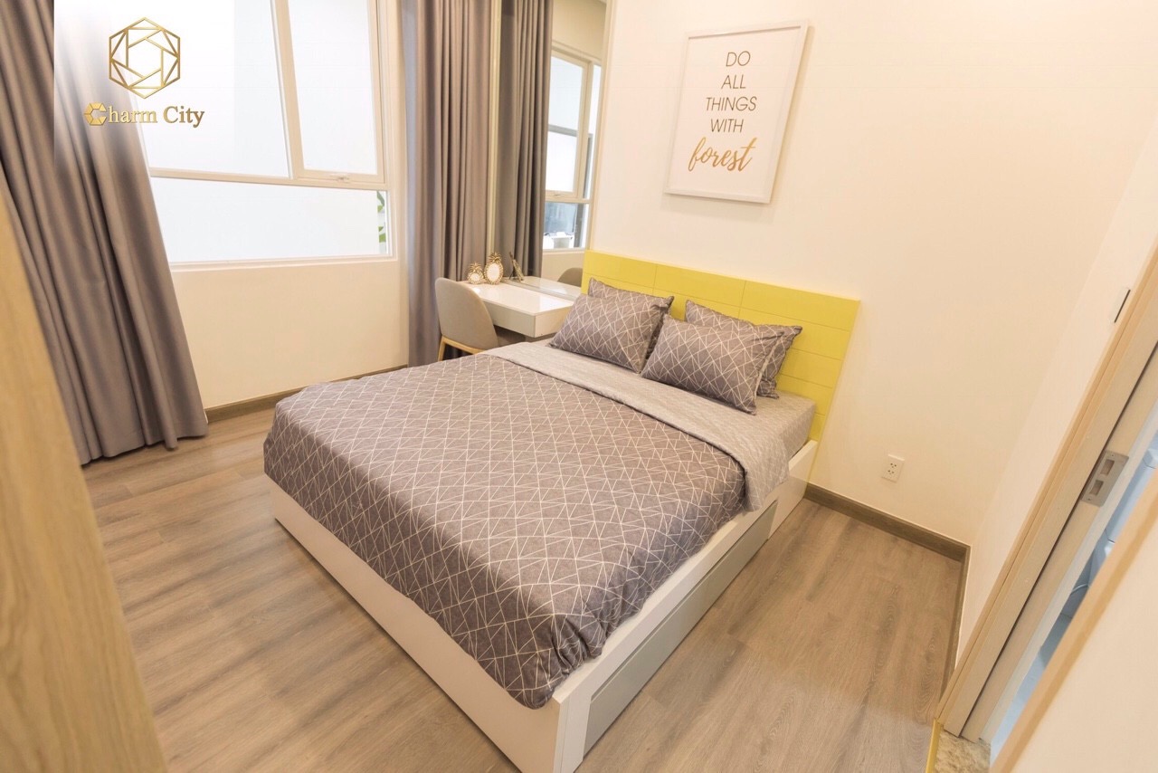 Phòng ngủ master  tại căn hộ 3 phòng ngủ Charm City Bình Dương với ban công thoáng mát